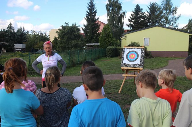 Nachwuchswerbung mit Pfeil und Bogen. Stefanie Prause zeigte den Klassen der Geschwister Scholl Schule in Heringen wie man mit dem Bogen richtig umgeht (Foto: Angelo Glashagel)