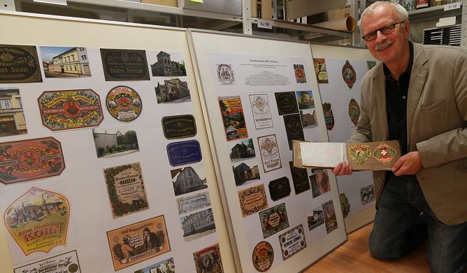 Jochen Einenckel an den Ausstellungstafeln (Foto: nnz)