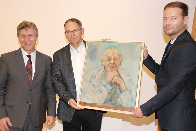 Bild &uuml;bergeben (Foto: Ilona Bergmann)