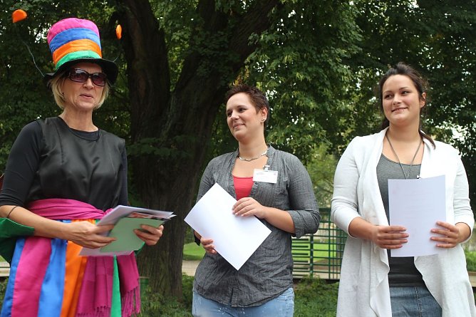 Ines Gast und die Studentinnen Sarah und Colline er&ouml;ffneten das 7. Treppenfest (Foto: Angelo Glashagel)