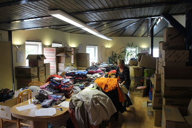 In den R&auml;umen des LIFT stapeln sich die Spenden (Foto: Angelo Glashagel)