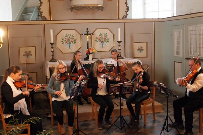 Benefizkonzert in Elende - 450 Euro für die Kapelle eingespielt (Foto: Regina Englert) Benefizkonzert in Elende - 450 Euro für die Kapelle eingespielt (Foto: Regina Englert)