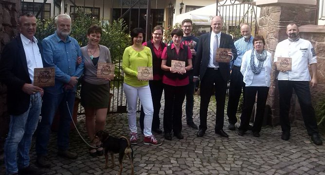 Plakette an Naturpark-Wirte &uuml;bergeben (Foto: nnz)