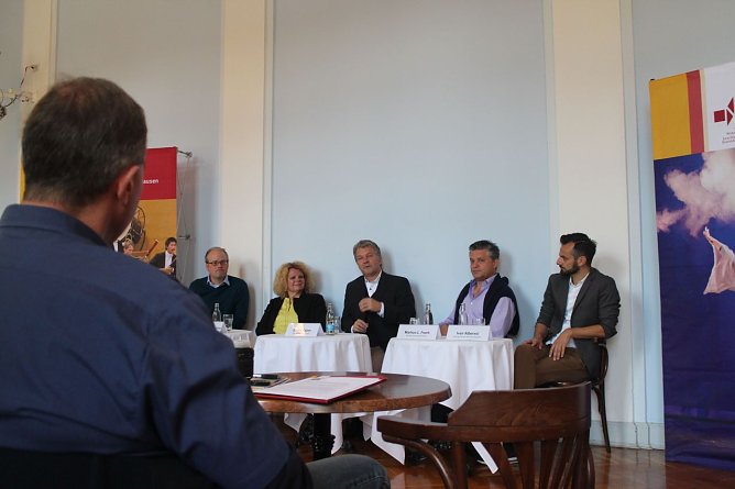 Neues Team f&uuml;r Theater und Loh-Orchester (v.l.:) Intendant Daniel Klajner, Christian Georg Fuchs, Anette Leistenschneider, Markus L. Frank und Ivan Alboresi (Foto: Angelo Glashagel)