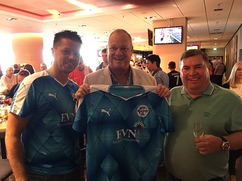 Trikot &uuml;bergeben (Foto: privat)