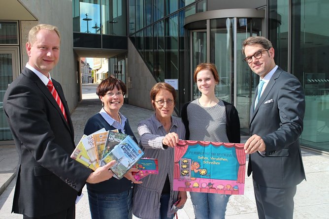 v.l. Sebastian Gr&auml;ser von der Nordh&auml;user Sparkasse, Bibliotheksmitarbeiterin Hildegard Seidel mit Kollegin Anja Schr&ouml;ter, Medienp&auml;dagogin Carolin Wenzel und Dr. Michael Grisko von der Sparkassenkulturstiftung Hessen-Th&uuml;ringen (Foto: Angelo Glashagel)