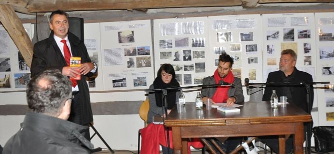 Sparkassen-Direktor Wolfgang Asche er&ouml;ffnete die Veranstaltung (Foto: Vera Angelstein)