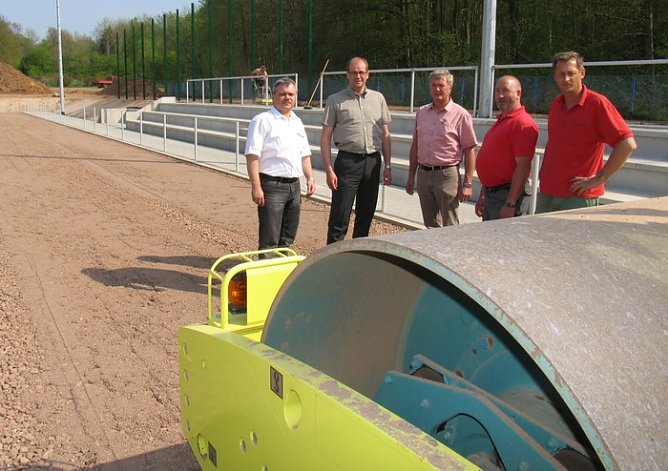 Bald fertig - der Kunstrasenplatz im AKS (Foto: I. Bergmann)