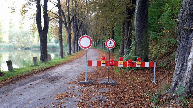 Straße noch gesperrt (Foto: Karl-Heinz Herrmann) Straße noch gesperrt (Foto: Karl-Heinz Herrmann)