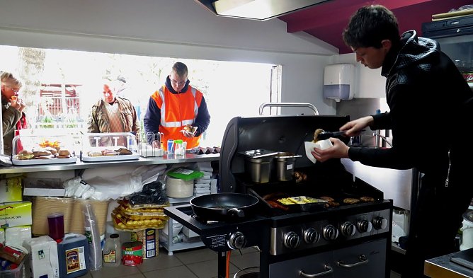 Immer freundlich zu den Kunden: Bastian Pinks (Foto: nnz)