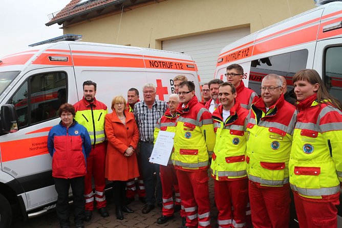 Neue Wagen und ein neues Zertifikat f&uuml;r die DRK Retter (Foto: Angelo Glashagel)