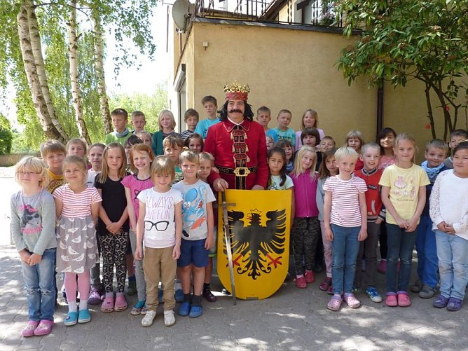 Die Kinder der Grundschule Petersdorf mit dem Roland (Foto: Grundschule Petersdorf)