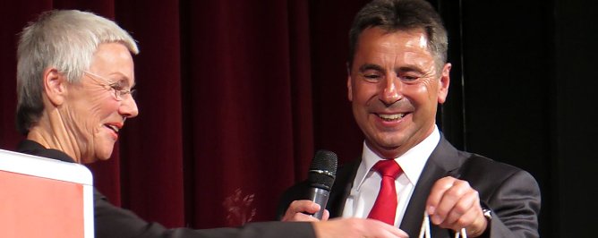 Ein Geschenk als Dank von Sparkassen-Chef Wolfgang Asche. (Foto: nnz)