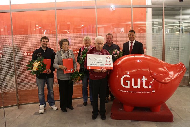 Gl&uuml;ckliche Gewinner - die PS Los Sparer der Nordh&auml;user Sparkasse freuten sich &uuml;ber Reisegutscheine und Geld (Foto: Angelo Glashagel)