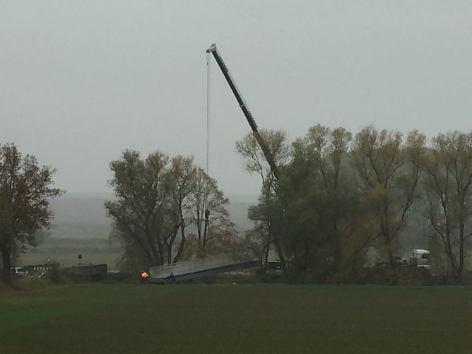 Eine ganze Br&uuml;cke am Kran (Foto: V. Franke)