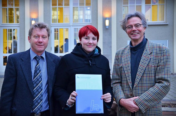 Dipl.-Geol. Norbert Stuth, Victoria Saft, erste Geotechnik Absolventin der HSN und Prof. Dr.-Ing. Dieter D. Genske, Studiendekan der Geotechnik (v.l.) (Foto: Tina Bergknapp)