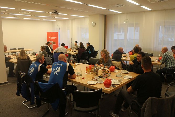 Jetzt freuen wir uns erstmal: die Radballprofis Uwe Fiebig und Maik Schmidt im blauen Trikot und Kristin Goepp-Erny von der Academy of Life (Foto: Angelo Glashagel)