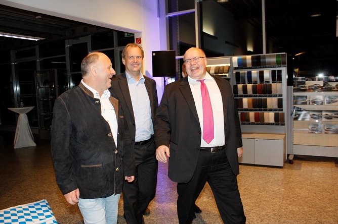 Gewichtiger Gast zum Oktoberfest im Autohaus Peter (Foto: AHP/Fischer)
