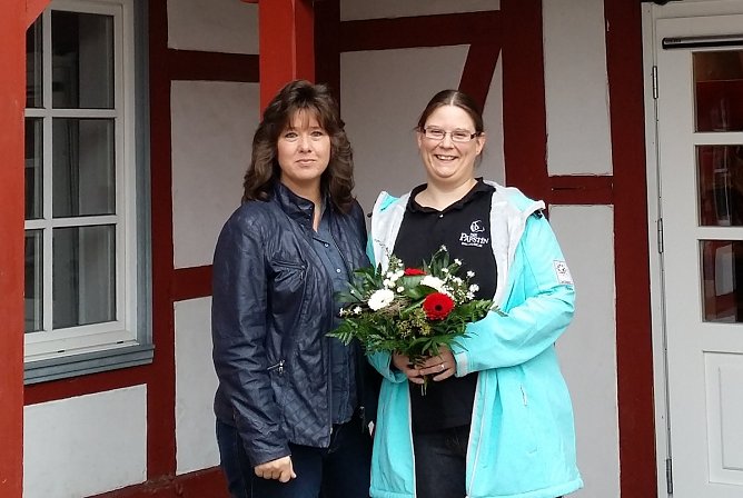 Carmen Witzel, Leiterin des Jugend- und G&auml;stehauses Rothleimm&uuml;hle begl&uuml;ckw&uuml;nscht Tatjana Weber (v.l.n.r.) (Foto: A. Knuhr)