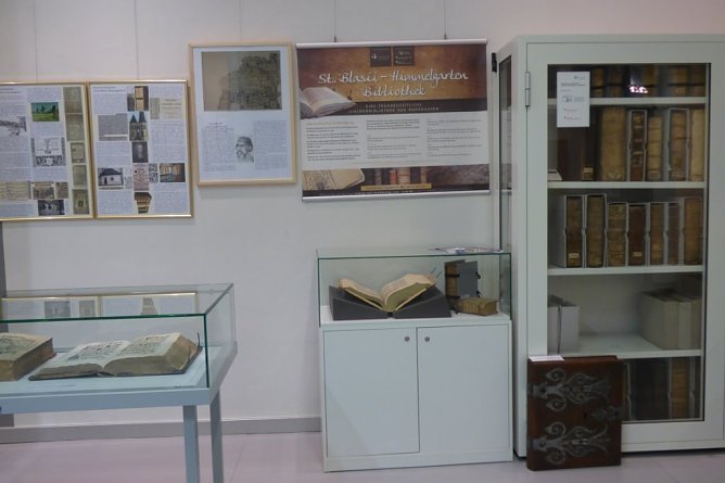 Die Himmelgartenbibliothek in der Flohburg (Foto: Heidelore Kneffel)