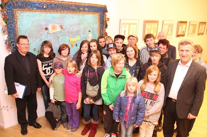 Ein Teil der Kursteilnehmer bei der Er&ouml;ffnung der Ausstellung im Foyer des Ratsaales (Foto: Patrick Grabe Pressestelle Stadtverwaltung)