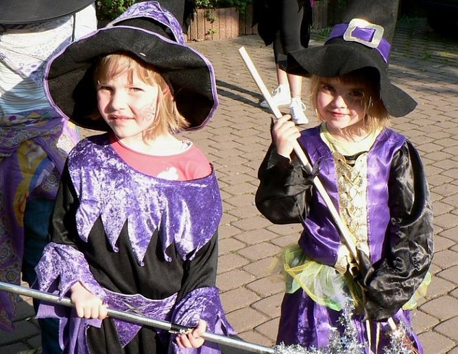 Hexen zum empfang (Foto: pln) Hexen zum empfang (Foto: pln)