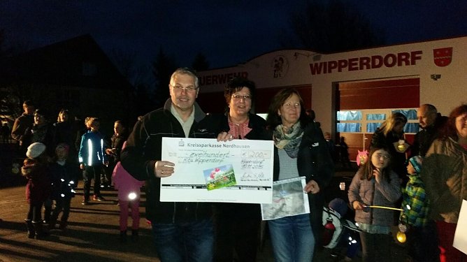 Die kleinen Wipperspatzen konnten sich an Martini &uuml;ber ein Geschenk freuen (Foto: Bodo M&ouml;ller)