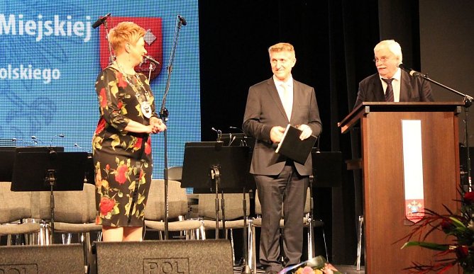 Oberb&uuml;rgermeister Dr. Klaus  Zeh mit seiner Amtskollegin Beata Klimek und dem Ostrower Ehrenb&uuml;rger Peter Blonski (rechts). (Foto: F. Berners)