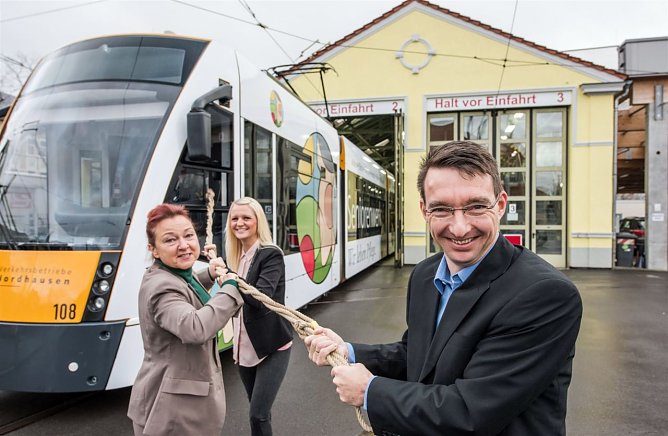 Gabriele Schuchardt, Gesch&auml;ftsf&uuml;hrerin der Nordh&auml;user Verkehrsbetriebe; Marianne Kraus, von der GfV mbH - Gesellschaft f&uuml;r Verkehrswerbung & Christian D&ouml;ring, Gesch&auml;ftsf&uuml;hrer der Seniorenwerk gGmbH (Foto: Roland Obst)