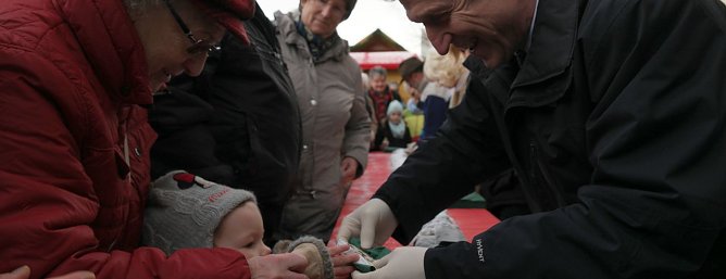 Dieses kleine M&auml;dchen hatte es mit Hilfe seiner Oma geschafft (Foto: nnz)