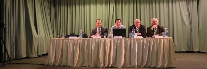 Die Vertreter der Gipsindustrie stellten sich am Nachmittag der Bev&ouml;lkerung  (Foto: Angelo Glashagel)