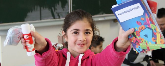 Freude bei Ellrichs neuen Sch&uuml;lern - die KITA Traumzauberbaum &uuml;bergab heute n&uuml;tzliche Spenden (Foto: Angelo Glashagel)