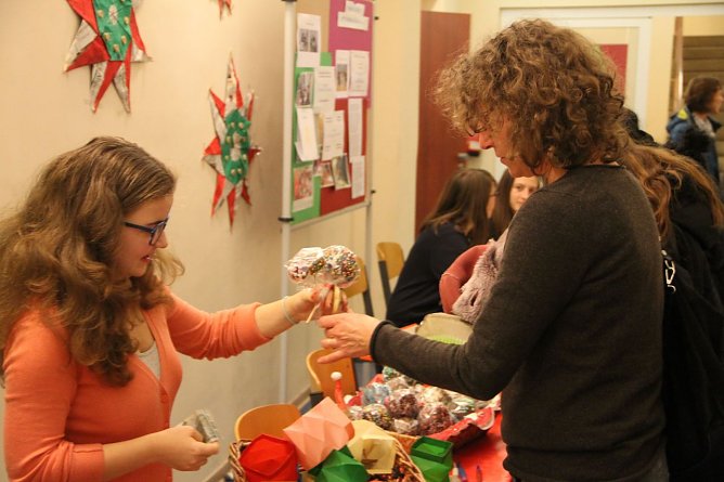 Vom Advenstkranz bis zum selbstgebackenen Pl&auml;tzchen konnte man auf dem Weihnachtsbasar der Nordh&auml;user Petersbergschule viel entdecken und naschen (Foto: Angelo Glashagel)