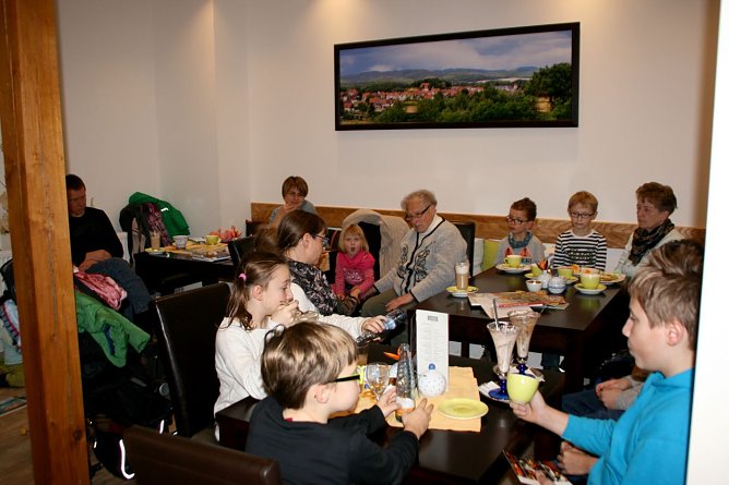 Zum ersten Ellricher Literaturcafé hatte man jüngere Bücherfreunde geladen (Foto: Angelo Glashagel) Zum ersten Ellricher Literaturcafé hatte man jüngere Bücherfreunde geladen (Foto: Angelo Glashagel)