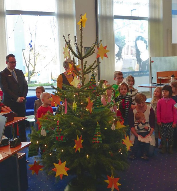 Weihnachtsbaum geschm&uuml;ckt (Foto: Nordth&uuml;ringer Volksbank)