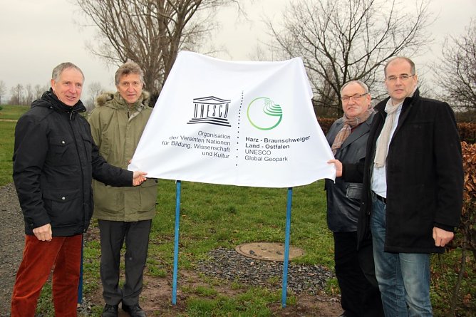 Neue Tafel f&uuml;r den Geopark (Foto: Jessica Pieper)