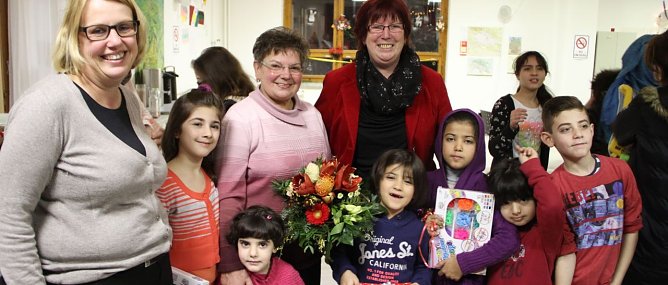 Bescherung in S&uuml;lzhayn - Jutta Krauth, B&auml;rbel Sch&auml;fer, Dagmar Becker und jede Menge fr&ouml;hliche Kinder (Foto: Angelo Glashagel)