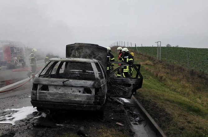 Pkw brannte auf der Autobahn (Foto: FFW Gro&szlig;wechsungen)