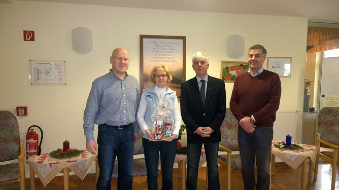 Anl&auml;sslich dieses Jubil&auml;ums &uuml;berbrachten die Vorst&auml;nde Michael Wegner (2 v.r.) und Gerold Reinhardt (1.v.r.) sowie der Gesch&auml;ftsf&uuml;hrer der Diakonie in Nordhausen Michael G&ouml;rk Gl&uuml;ckw&uuml;nsche und vor allem Dankesworte an Schwester Ingrid Henkel.  (Foto: Diakonie in Nordhausen / Stiftung Maria im Elende GmbH)