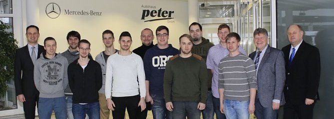 Seit Montag sind elf Mechatroniker Mitarbeiter in den H&auml;usern der Autohaus-Peter-Gruppe. Die Gesch&auml;ftsf&uuml;hrer Andreas und Helmut Peter (au&szlig;en) sowie Ausbildungsleiter Achit T&ouml;lle begr&uuml;&szlig;ten sie im Peter-Team. (Foto: Autohaus Peter)