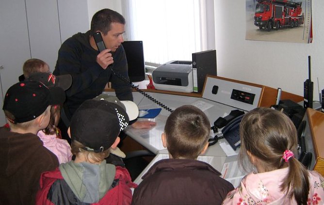 Besuch bei der Feuerwehr (Foto: JSW) Besuch bei der Feuerwehr (Foto: JSW)