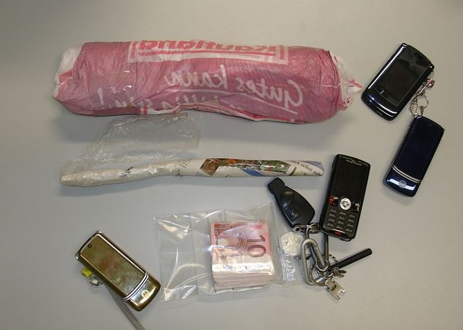 Drogen und weitere Untensilien (Foto: Polizei)