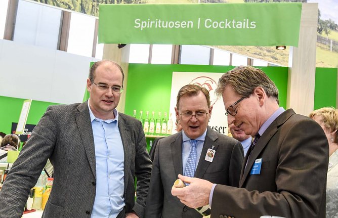 Landrat Matthias Jendricke, Ministerpr&auml;sident Bodo Ramelow und Stefan Go&szlig; von Nordbrand (Foto: Rotk&auml;ppchen-Mumm Sektkellereien GmbH)