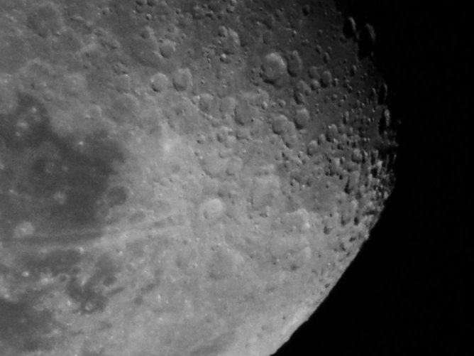 Ganz nah dran am Mond - geht auch vom Boden aus (Foto: Peter Blei) Ganz nah dran am Mond - geht auch vom Boden aus (Foto: Peter Blei)