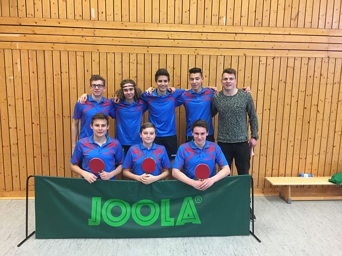 Gut aber nicht gut genug: Bleicherodes Tischtennismannschaft v. l.: Lennart Czosnyka, Felix K&ouml;hn, Justin Haustein; o. R. v. l.: Elias Naumann, Ludwig Meyer, Lars Englert, Anton Schreiber, Herr Eichhorn (Foto: J. Eichhorn)
