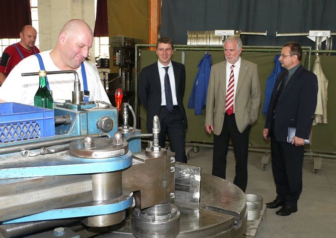 Minister übergibt Förderbescheid (Foto: nnz) Minister übergibt Förderbescheid (Foto: nnz)