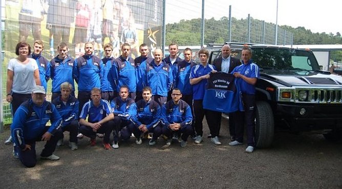 Beim Sponsor bedankt (Foto: H. Michel) Beim Sponsor bedankt (Foto: H. Michel)