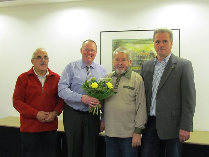 Der langj&auml;hrige Vorsitzende des Vereins, Manfred Schramm, verabschiedete sich aus dem Vorstand, sein Nachfolger Thorsten Schwarz bedankte sich bei ihm f&uuml;r sein unerm&uuml;dliches Tun (Foto: Franziska Bernsdorf)
