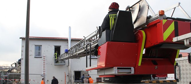 Alles muss raus - Servicegesellschaft und Feuerwehr holten heute das Inventar aus den gesperrten Geb&auml;uden (Foto: Angelo Glashagel)