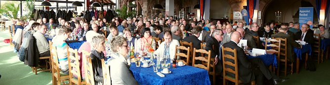 Zum Fr&uuml;hst&uuml;ck auf dem Burghof (Foto: nnz)